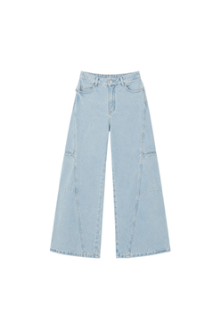 Jeans in Back Flap Pockets
